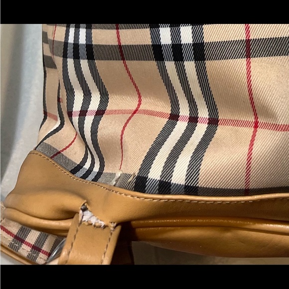 🔥 Stunning Burberry Check Backpack - Iconic Style & Luxury! 🔥 - Picture 13 of 13